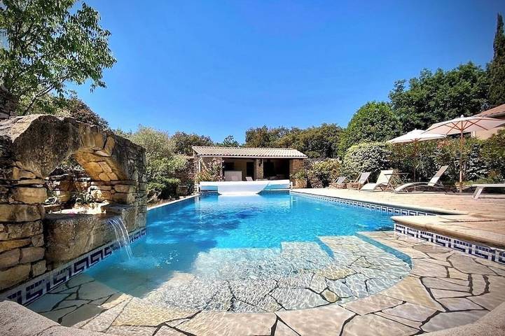 Gîte pour 4 personnes, avec jardin ainsi que terrasse et piscine, animaux acceptés