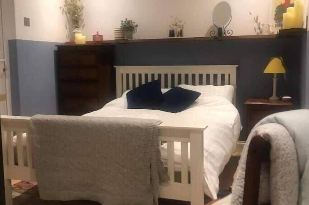 Entire apartment, The Studio on The Green; Tranquil getaway near Windsor Great Park. Pet friendly! in Thorpe Park, Surrey