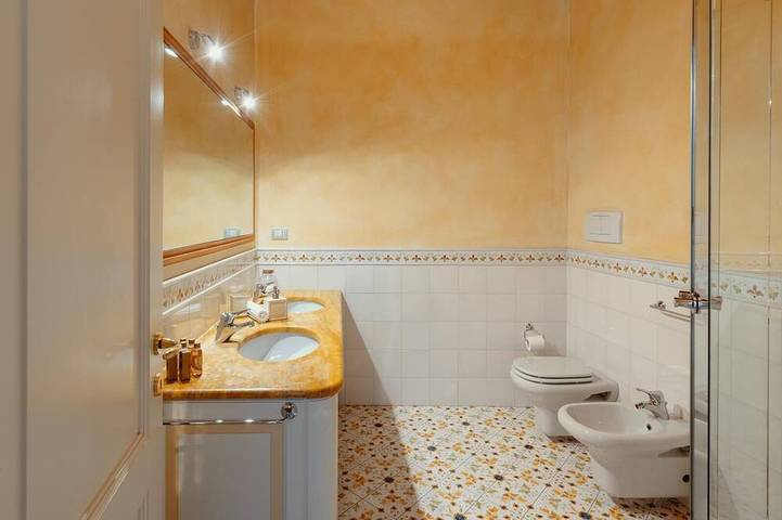 Simply bright quad room in Bergamo, Bergamo Province