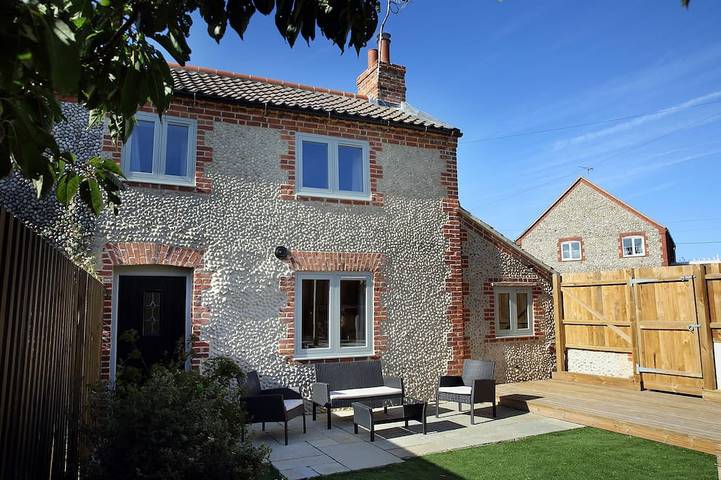 Cottage for 6 people, with hot tub and garden, with pets in Norfolk