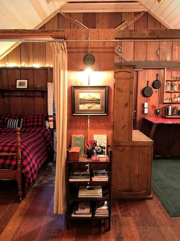 Authentic Vintage Cabin • Woodstove • Romantic Getaway for Two in Welches, Mount Hood
