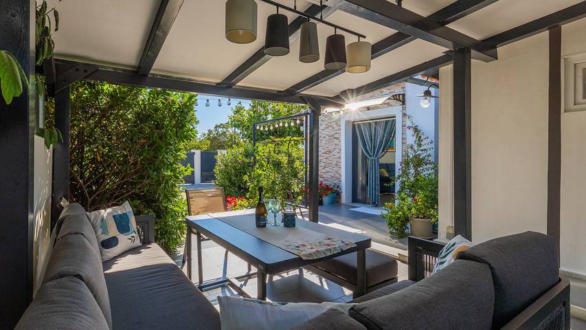 Location de vacances pour 2 personnes, avec terrasse ainsi que jardin et jacuzzi à Vodnjan - 3