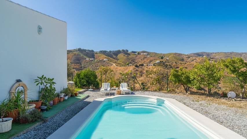 Vakantiehuis voor 3 personen, with Balkon/Terras and Whirlpool as well as Zwembad in El Borge