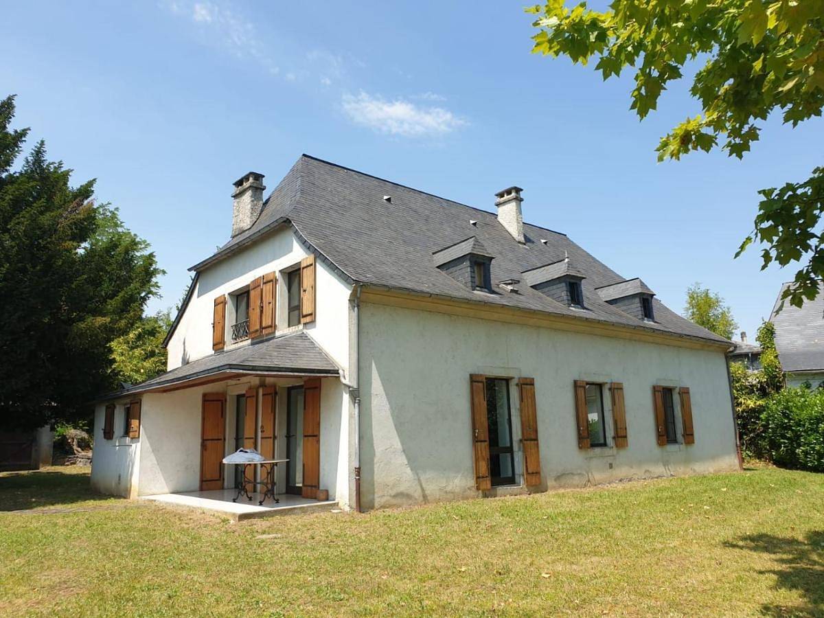 Maison rustique pyrénéenne, vue sur les montagnes in Lourdes, Hautes-Pyrénées