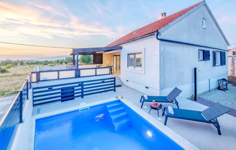 Reizende 2-Zimmer-Wohnung mit Pool, WLAN und Terrasse in Küstennähe in Pridraga, Donji Karin