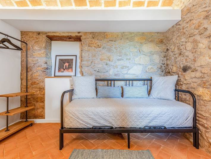 Entire apartment, Apartment 'Mas Moré Petit' with Shared Pool, Wi-Fi and Air Conditioning in Vulpellac, Forallac