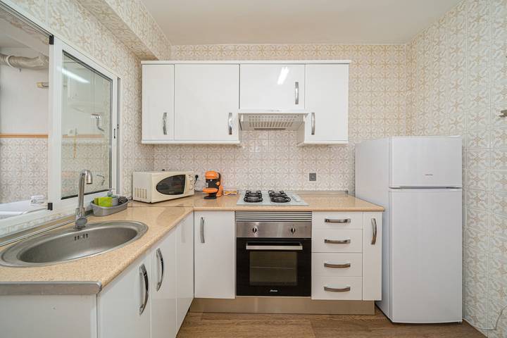 Entire apartment, Spacious Holiday Apartment "Ideal en Villajoyosa" with Balcony & Wi-Fi in La Vila Joiosa, Costa Blanca