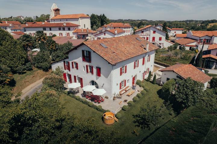 Gîte pour 20 personnes, avec jardin et jacuzzi ainsi que terrasse et sauna