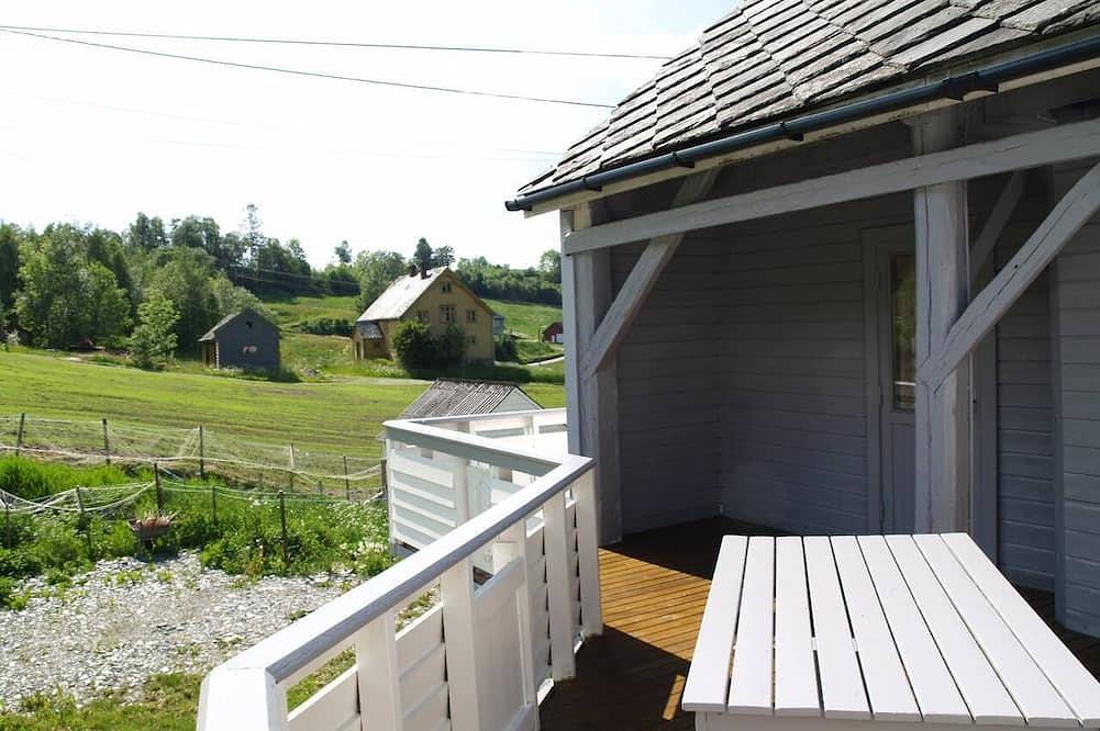 5 bedrooms, large apartment on farm, nice view and nature in Herand, Hardangerfjord