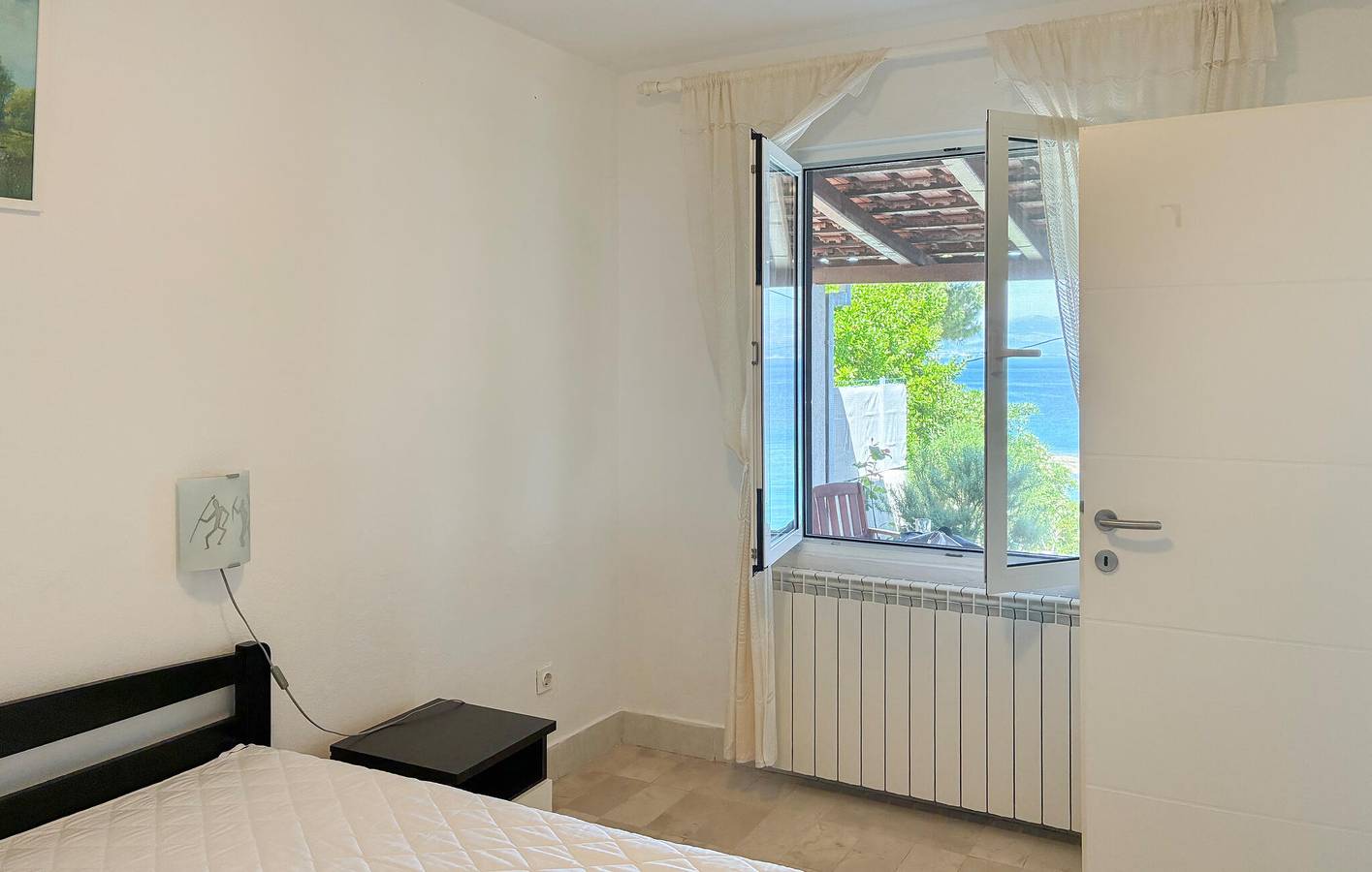 Ganze Ferienwohnung, Gemütliche Ferienwohnung mit Terrasse, WLAN und Parkplatz – nur 100 m von der Küste entfernt! in Necujam, Solta