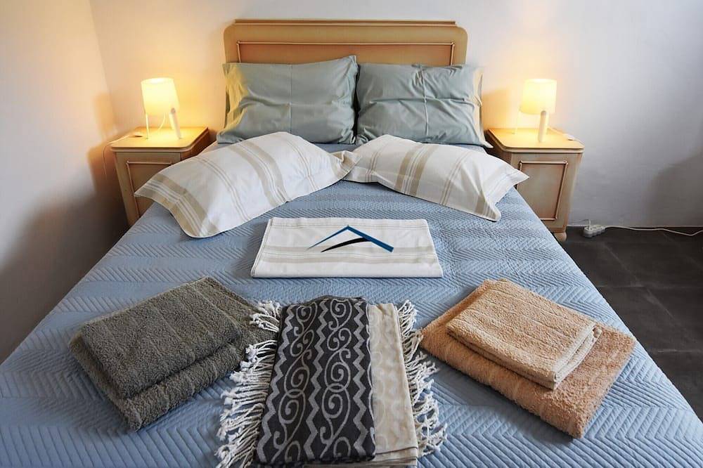 Originales Steinhaus am Wasser mit Zugang zu einem großen Sandstrand in Otzias, Kea