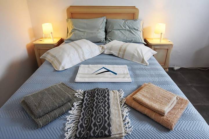 Location de vacances pour 5 personnes, avec terrasse ainsi que jardin et jacuzzi, animaux acceptés dans Kea - 3