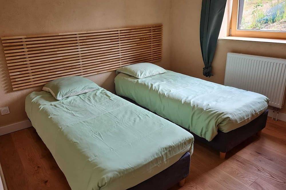 Very comfortable forest house - 7 bedrooms and 5 bathrooms in the heart of Ardèche verte in Saint-Barthélemy-Grozon, Tournon-sur-Rhône región
