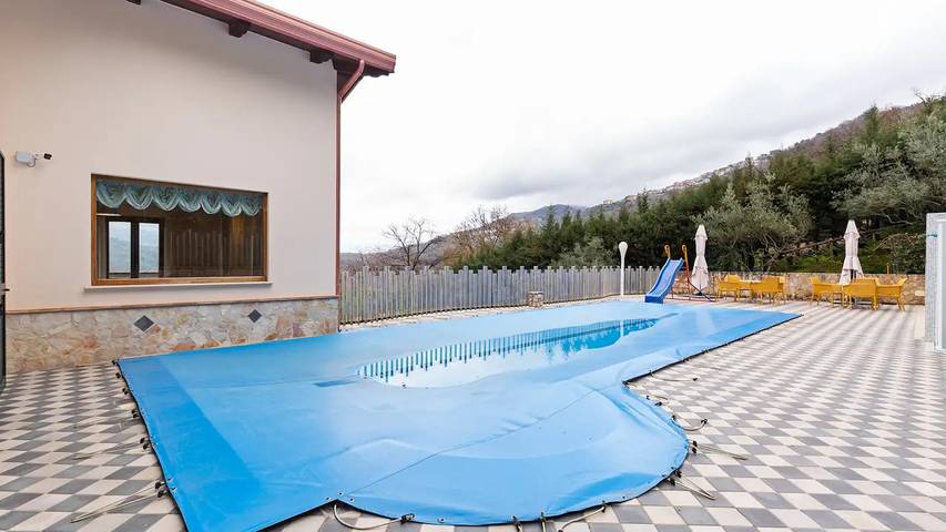 Villa per 14 persone, con piscina e giardino nonché idromassaggio, con animali domestici in Calabria