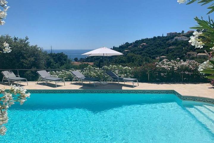 Ferienhaus für 6 Personen, mit Balkon und Terrasse sowie Garten und Pool in Roquebrune-sur-Argens