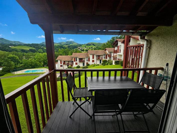 Gîte pour 4 personnes, avec vue ainsi que piscine et jardin à Souraïde - 2