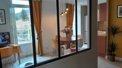 Gîte pour 4 personnes, avec jardin ainsi que vue et piscine à Thueyts