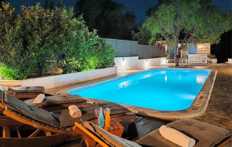 Geräumige 140 m² große Wohnung mit Pool, Terrasse und Parkplatz in Cista Velika, Dalmatinisches Zagora
