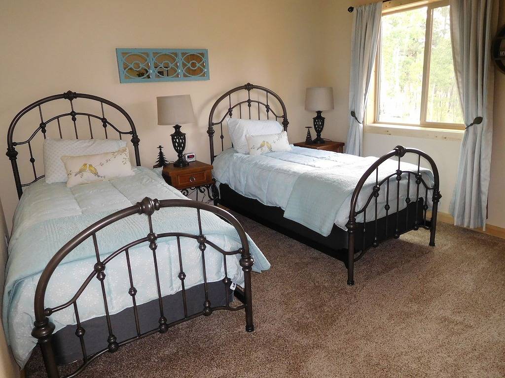 Abgeschiedene Berghütte im Wald in Park County