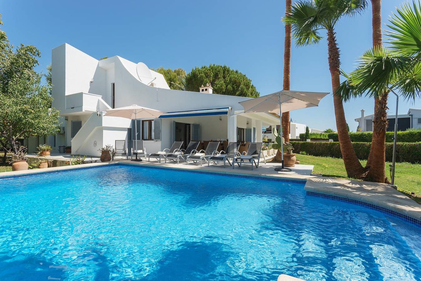 Villa "Playa" with Mountain View, Private Pool & Wi-Fi in Port de Pollença, Pollença