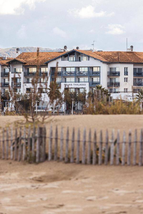Hôtel pour 3 personnes, avec Balcon et Jacuzzi ainsi que Terrasse et Piscine dans Thalassotherapie Serge Blanco Hendaye