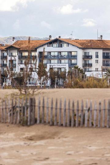 Hôtel pour 3 personnes, avec jacuzzi et terrasse ainsi que piscine et sauna, animaux acceptés dans Thalassotherapie Serge Blanco Hendaye