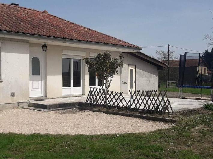 Gîte pour 6 personnes, avec terrasse ainsi que jardin et vue à Jû-Belloc