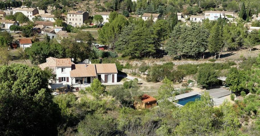 Location de vacances pour 2 personnes, avec piscine et jardin ainsi que vue et terrasse à Saint-Pierre-des-Champs - 3