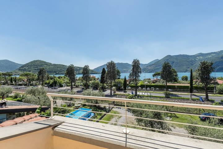 Entire apartment, Apartment 'Casa Caterina Mansarda' with Lake View, Garden & Wi-Fi in Marone, Comune di Marone