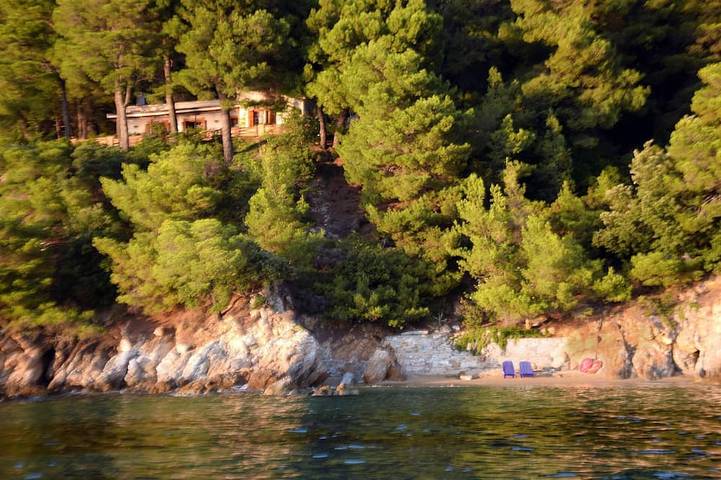 Villa for 12 people, with garden and balcony, with pets in Skiathos