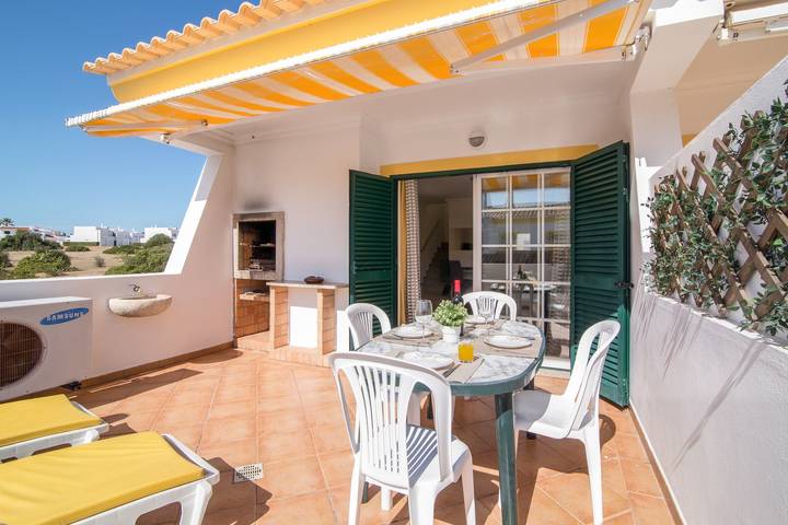 Holiday Home 'Vila Rafaella' with Shared Pool, Wi-Fi and Air Conditioning in Albufeira e Olhos de Água, Faro District