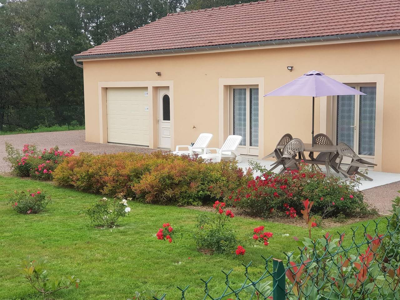 New peaceful house near Lake Chamboux with garden and Wifi in Saint-Martin-de-la-Mer, Beaune en omgeving