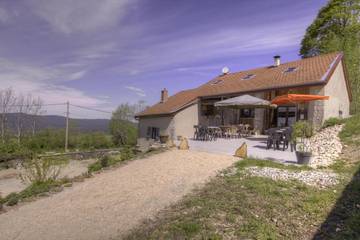 Gîte pour 15 personnes, avec jardin et terrasse à Giron