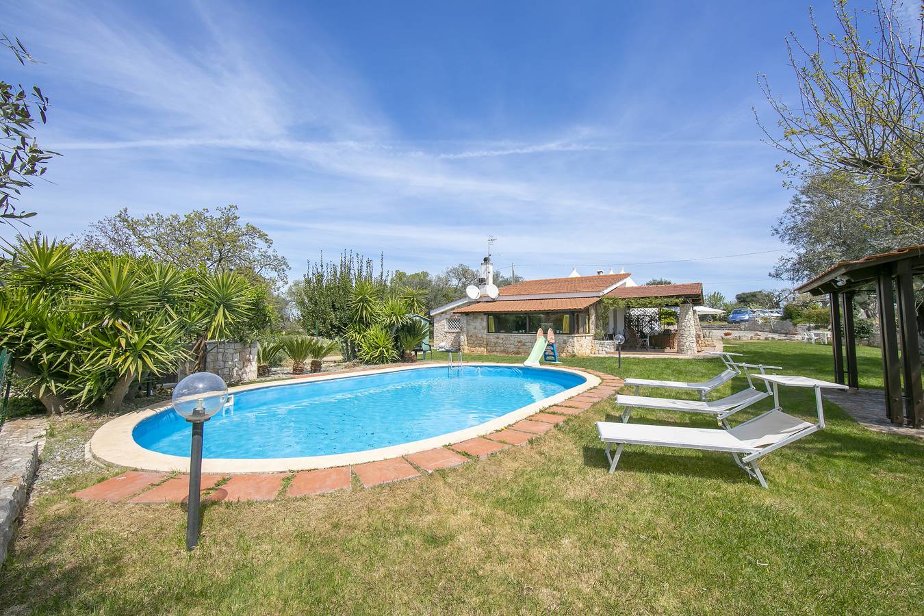 La Casa Sulla Roccia Trulli Pool in Monopoli, Region de Bari