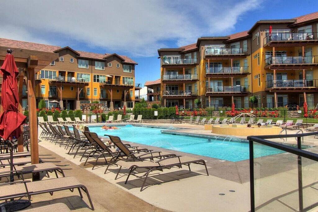 Ganze Wohnung, Casa del Mar! Pool, Tub & Refreshing Lakefront Resort in West Kelowna, Crystal Mountain