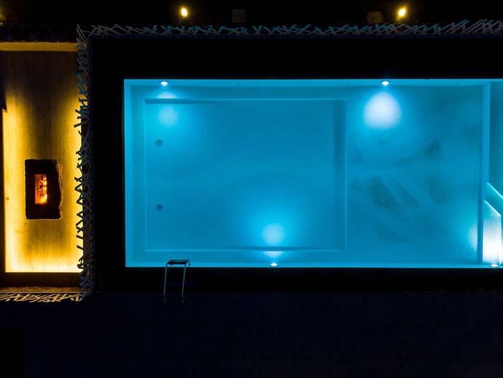 Appartement de vacances pour 4 personnes, avec balcon ainsi que jardin et piscine