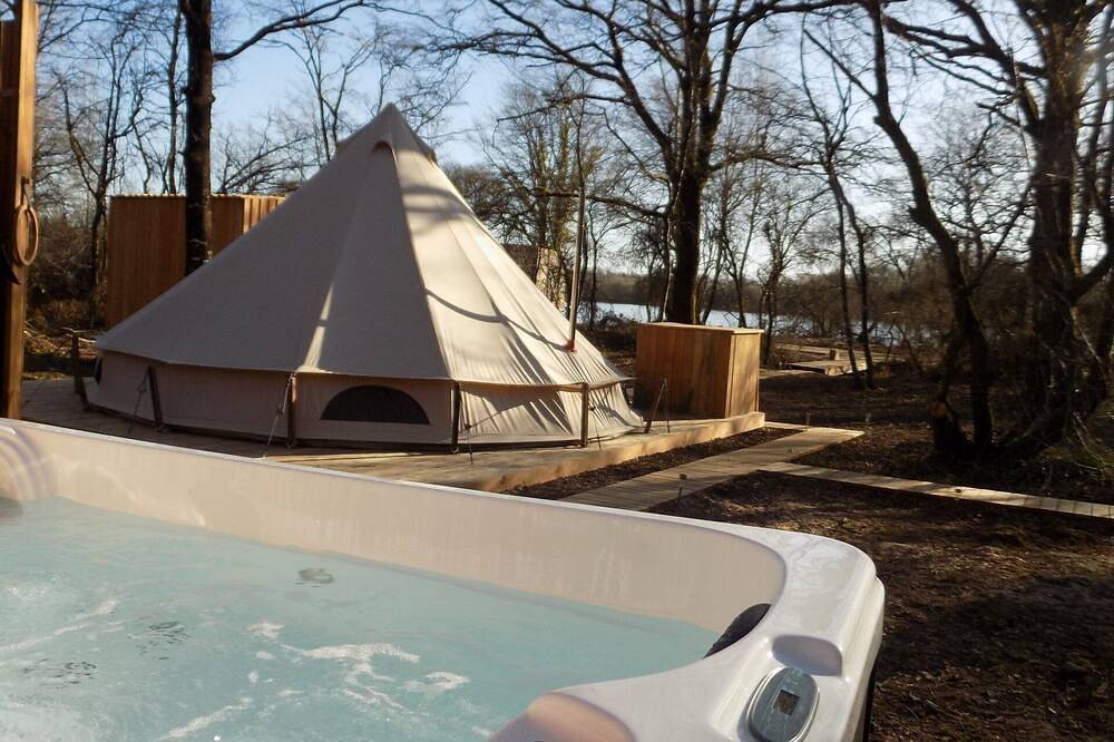 Tente luxe Etang vue Jacuzzi privatif Copa cabanes 2 in Le Vigeant, Vienne
