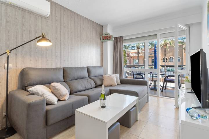 Apartamento entero, Apartamento 'Beachfront' con piscina comunitaria, Wi-Fi y aire acondicionado in Torrequebrada, Benalmádena