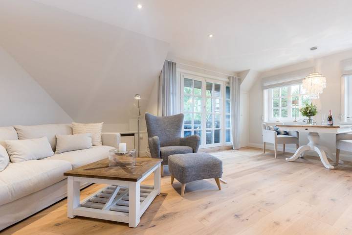 Ganze Wohnung, 2-Raum Appartement im Og- & Dg mit ca. 75m² Nutzfläche, Balkon und Stellplatz in Munkmarsch, Sylt (Gemeinde)