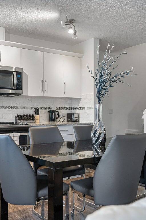 Modern House with Private Backyard and Fireplace in Calgary, Kanadische Rocky Mountains