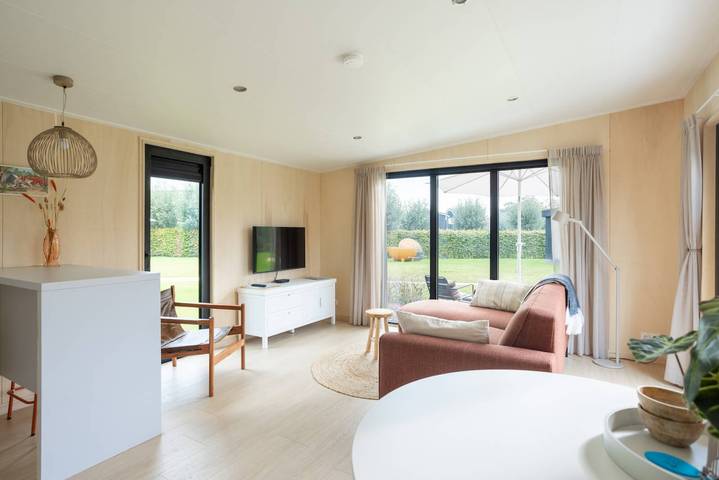 Stilvolles Ferienhaus für 2 Personen mit Sauna und Klimaanlage in einem wasserreichen Park in Friesland in Friesland