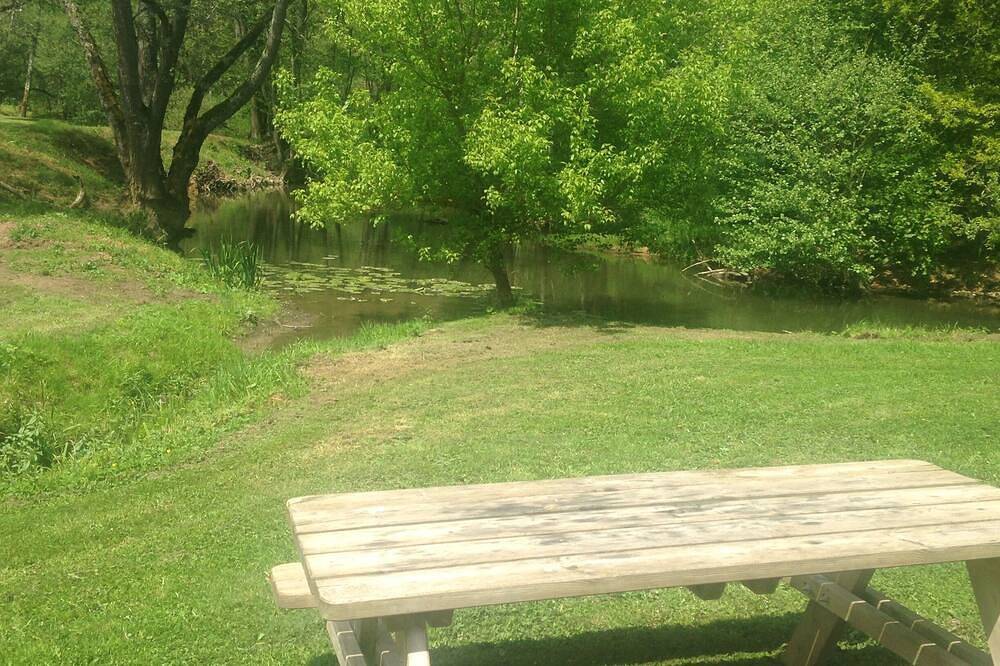 Gîte in the middle of nature with river and wood views in the Morvan region of France in Montigny-Saint-Barthélemy, Parque natural de Morvan
