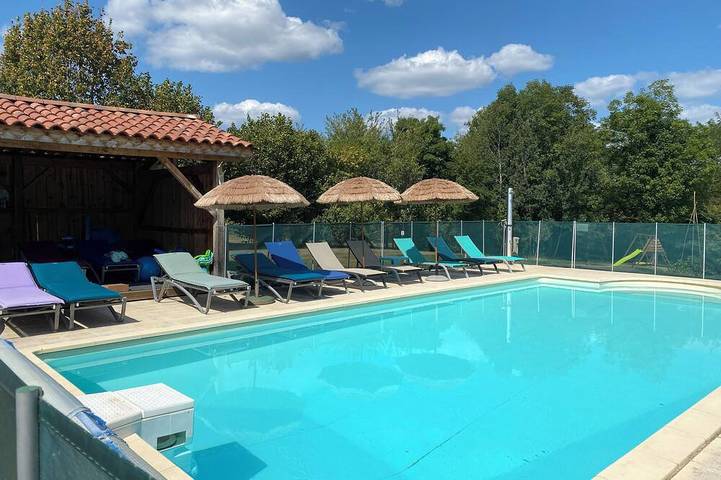 Gîte pour 8 personnes, avec jacuzzi ainsi que jardin et piscine