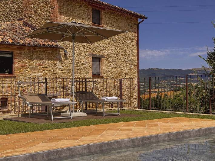 Location de vacances pour 2 personnes, avec jardin et terrasse ainsi que piscine et vue à Esanatoglia - 3