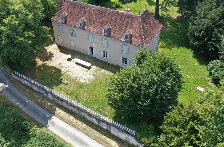 Gîte pour 9 personnes, avec terrasse et jardin, animaux acceptés