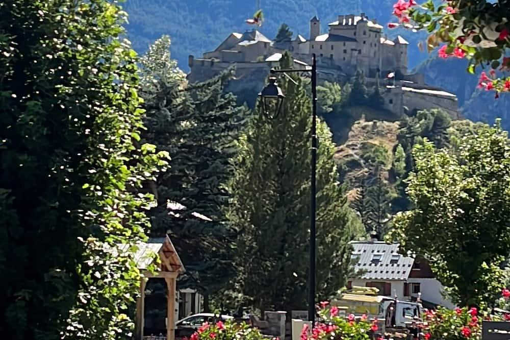 Chalet at the foot of the castle, in the heart of the Queyras mountains in Château-Ville-Vieille, Queyras