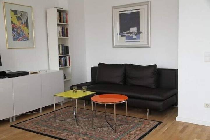 Appartamento intero, Posizione centrale centro vicino a 2 metropolitane, telefono / flatrate wireless, garage opzionale in Centro di Berlino, Berlino