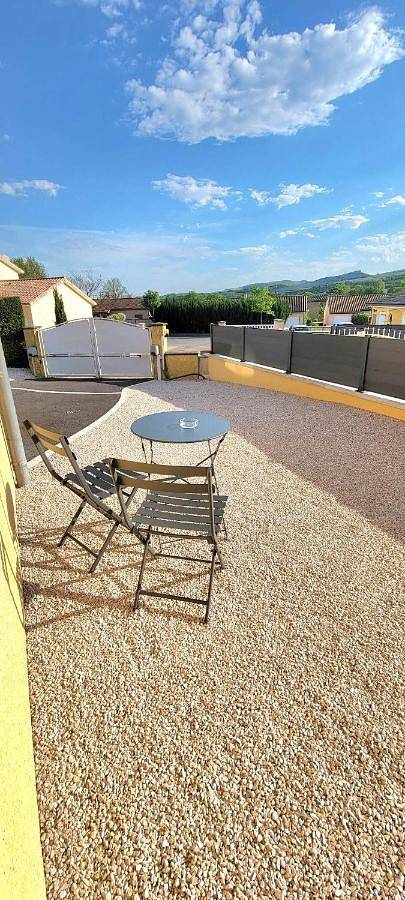 Location de vacances pour 2 personnes, avec jardin ainsi que vue et terrasse, animaux acceptés à Prissé - 2