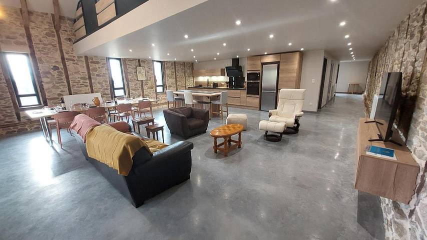 Location de vacances pour 10 personnes, avec terrasse et jardin à Boisset (Cantal)