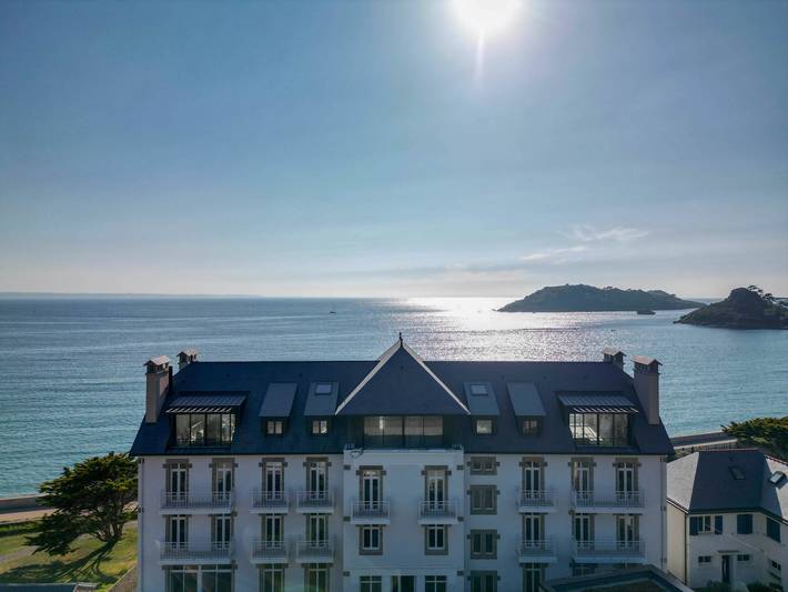 Appartement de vacances pour 4 personnes, avec jardin ainsi que vue sur l’océan et terrasse
